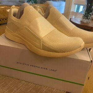 APL men’s Techloom Bliss cream athletic Sneakers NEW size 9.5 with box